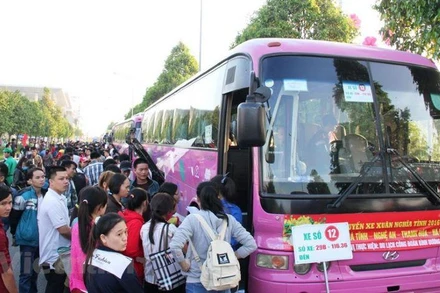 Ủy ban nhân dân và tổ chức Công đoàn tỉnh Bình Dương tổ chức đưa đón công nhân, lao động về quê đón Tết Nguyên đán 2022.