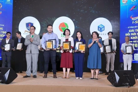 Ban tổ chức trao giải thưởng cho các cá nhân, đơn vị đạt giải. 