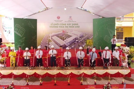 Lãnh đạo Ủy ban nhân dân huyện Lục Ngạn và Trung Nam Group khởi công xây dựng trường THCS thị trấn Chũ.