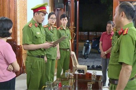 Cơ quan Cảnh sát điều tra ra lệnh bắt và khám xét nhà đối tượng Lê Bá Nga. (Ảnh: Công an tỉnh Thanh Hóa)