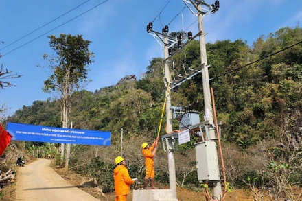 Tổ chức đóng điện giúp 45 hộ bản Ngoại được sử dụng điện an toàn.