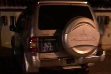 Xe ô-tô mang biển số 47C.2737 của Văn phòng Đoàn đại biểu Quốc hội và Hội đồng nhân dân tỉnh Đắk Lắk đậu trên vỉa hè một con đường ở thành phố Buôn Ma Thuột được chụp đăng tải trên mạng xã hội.