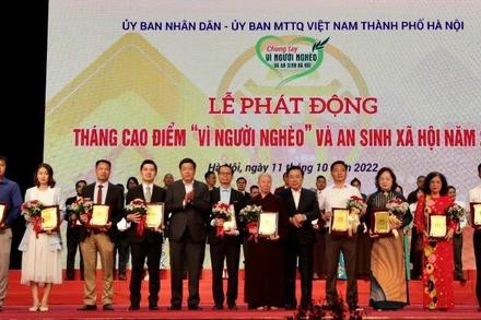 Ông Đỗ Vinh Quang - Phó Chủ tịch HĐQT Tập đoàn T&T Group (thứ tư từ trái sang) nhận bằng vinh danh của UBND - Ủy ban MTTQ Việt Nam thành phố Hà Nội vì những đóng góp tích cực trong công tác giảm nghèo và an sinh xã hội của thành phố.
