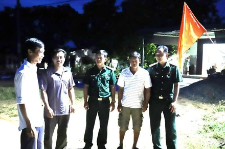 Cán bộ, chiến sĩ Đồn Biên phòng Ea H’leo (Bộ đội Biên phòng tỉnh Đắk Lắk) vận động quần chúng ở xã biên giới Ia Lốp, huyện Ea Súp. 