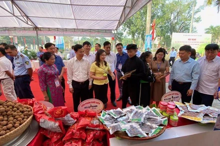 Các đại biểu thăm quan gian hàng đặc trưng của huyện Yên Thế.