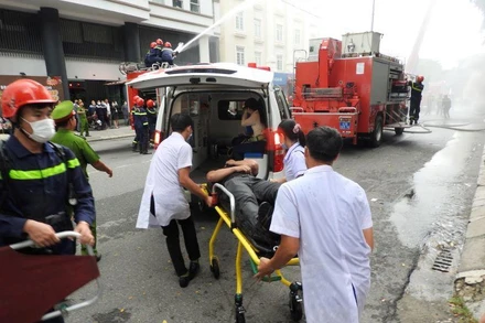 Đưa người bị thương đi cấp cứu.