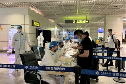 Kiểm soát dịch bệnh Covid-19 tại một sân bay tại Trung Quốc. (Ảnh: HỮU HƯNG)