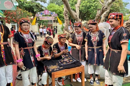 Phụ nữ Dao quần trắng duyên dáng trong trang phục truyền thống.