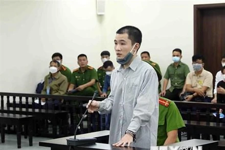 Bị cáo Nguyễn Trung Huyên khai báo trước tòa. (Ảnh: Phạm Kiên/TTXVN)