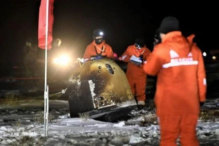 Hình ảnh tàu Hằng Nga 5 khi trở về Trái đất, mang theo các mẫu đất đá thu được từ Mặt trăng. (Ảnh: Tân Hoa Xã) 