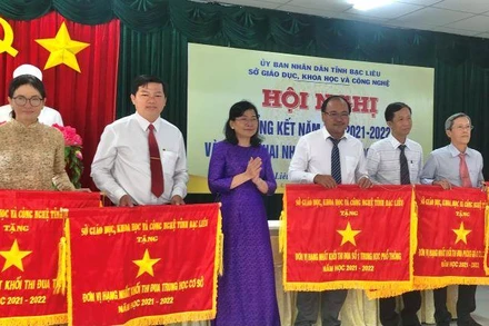 Bạc Liêu luôn động viên kịp thời những tập thể, cá nhân có nhiều nỗ lực trong sự nghiệp “trồng người”.