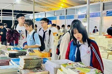 Hội sách Quảng Ninh năm 2022 thu hút đông đảo các học sinh, sinh viên đến tham quan và mua sách.