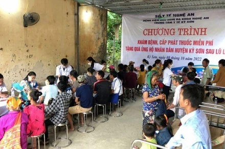 Các y bác sĩ Bệnh viện Hữu nghị đa khoa Nghệ An đã khám, cấp thuốc miễn phí cho hơn 1.800 người dân bị ảnh hưởng do lũ.