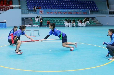 Các vận động viên đẩy gậy tranh tài tại ngày thi đấu đầu tiên.