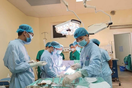 Các bác sĩ Bệnh viện K và Bệnh viện Phụ sản Trung ương phối hợp thực hiện ca mổ bắt con cho người mẹ ung thư mang thai 31 tuần.