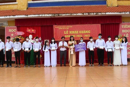Tặng học bổng cho học sinh có hoàn cảnh khó khăn.