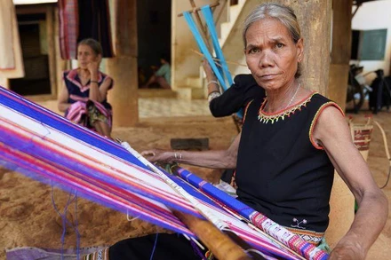 Nghệ nhân dệt thổ cẩm tại làng du lịch cộng đồng Kon K’tu, thành phố Kon Tum.