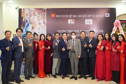 Các bạn Hàn Quốc và diễn viên Nhà hát kịch Việt Nam trước buổi diễn tối 20/12. 