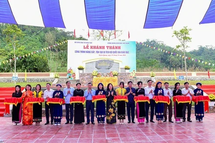 Các đại biểu cắt băng khánh thành công trình nâng cấp, tôn tạo di tích Bộ Quốc gia Giáo dục.