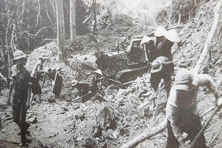 Bộ đội, thanh niên xung phong và dân công hỏa tuyến mở đường 20.(Chụp lại từ ảnh tư liệu)