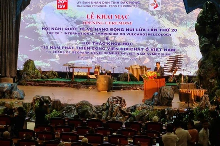 Chủ tịch Ủy ban nhân dân tỉnh Đắk Nông Hồ Văn Mười phát biểu Khai mạc Hội nghị quốc tế về Hang động núi lửa lần thứ 20 và Hội thảo khoa học “15 năm phát triển Công viên địa chất ở Việt Nam”.
