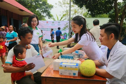 Người dân được thăm khám sàng lọc, tư vấn và cấp phát thuốc miễn phí cùng với việc tuyên truyền các biện pháp phòng tránh thai và chăm sóc sức khoẻ.