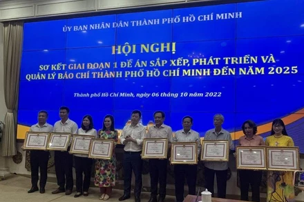 Trao Bằng khen cho các cá nhân có thành tích xuất sắc, tiêu biểu trong quá trình triển khai đề án sắp xếp, quản lý báo chí Thành phố Hồ Chí Minh.