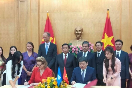 Quang cảnh lễ ký kết.