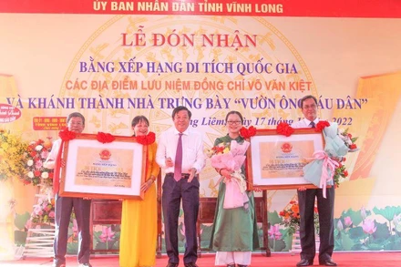 Lãnh đạo tỉnh Vĩnh Long đón nhận Bằng xếp hạng di tích quốc gia các địa điểm lưu niệm Thủ tướng Võ Văn Kiệt. (Ảnh: BÁ DŨNG) 