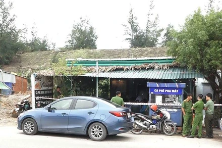 Lực lượng công an điều tra vụ việc ngay sau khi đối tượng dùng súng bắn vào quán cà phê Kim Băng làm 2 người bị thương. 