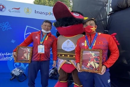 Kình ngư Võ Huỳnh Anh Khoa (phải) chụp ảnh cùng đồng đội sau khi xuất sắc giành Huy chương Vàng đầu tiên cho Đoàn thể thao người khuyết tật Việt Nam tại ASEAN Para Games, ngày 1/8/2022. (Ảnh: Chiến Phong/TTXVN)