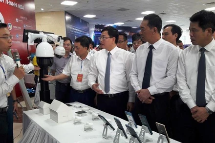 Cán bộ tỉnh Thanh Hóa tham quan, nghe giới thiệu về sản phẩm số.