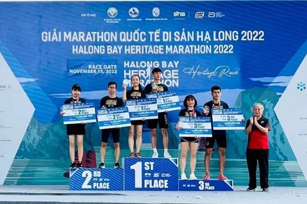 Trao giải cho các vận động viên đoạt giải.