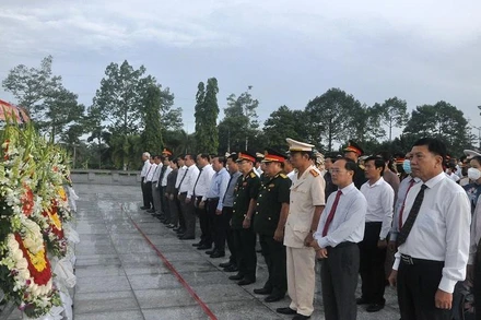 Các đại biểu bày tỏ lòng thành kính, biết ơn trước anh linh các Anh hùng liệt sĩ.