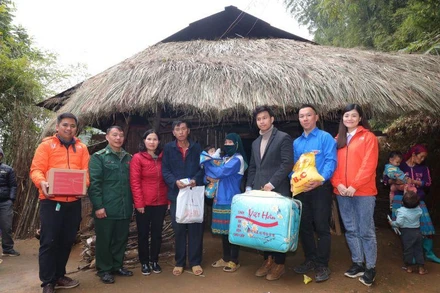 Các đơn vị tài trợ tặng quà cho hộ có hoàn cảnh khó khăn xã Xín Cái. 