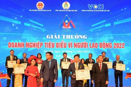 Ông Hoàng Quang Phòng - Phó Chủ tịch VCCI (bên phải) trao Bằng khen “Doanh nghiệp tiêu biểu vì người lao động” của VCCI và Ông Nguyễn Ngọc Hiển - Ủy viên Đoàn Chủ tịch Tổng Liên đoàn Lao động Việt Nam, Tổng Biên tập Báo Lao Động (bên trái) tặng Kỷ niệm chương cho ông Hồng Quang - Thành viên HĐQT kiêm Giám đốc Khối Nhân sự, Chủ tịch Công đoàn Vietcombank - đại diện Vietcombank.
