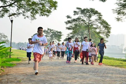 Nhiều người tham gia hoạt động chạy bộ gây quỹ từ chương trình “Chạy vì trái tim”. (Ảnh: BTC cung cấp)