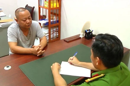 Cán bộ công an lấy lời khai đối tượng Nguyễn Văn Công.