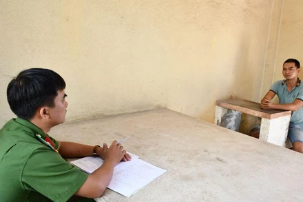 Công an lấy lời khai đối tượng Ngô Văn Vũ Linh.