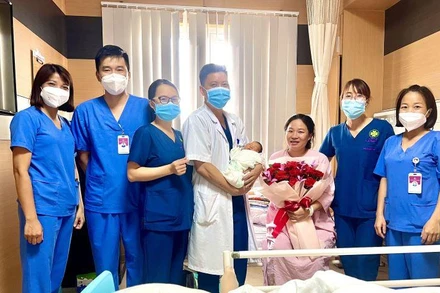 Bệnh viện sản nhi Phú Thọ thăm hỏi em bé thứ 200 ra đời bằng phương pháp thụ tinh trong ống nghiệm.