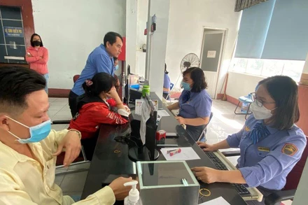 Nhân viên ga Sài Gòn bán vé tàu Tết Quý Mão cho hành khách tại nhà ga.