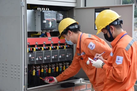 Nhân viên EVNHANOI kiểm tra hoạt động cung cấp điện trên địa bàn thành phố.