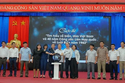 Lãnh đạo tỉnh Gia Lai và Công ty Tân Cảng Sài Gòn bấm nút phát động Ccuộc thi "Tìm hiểu biển, đảo Việt Nam và 40 năm Công ước Liên hợp quốc về Luật biển năm 1982".