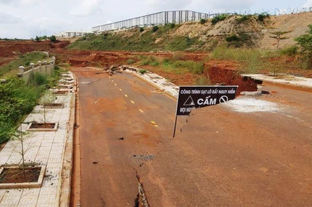 Nhiều vị trí dự án Cơ sở hạ tầng bên trong và bên ngoài hàng rào khu công nghiệp Nhân Cơ bị sụt lún đến nay vẫn chưa có kết luận về nguyên nhân, chưa thể khắc phục.