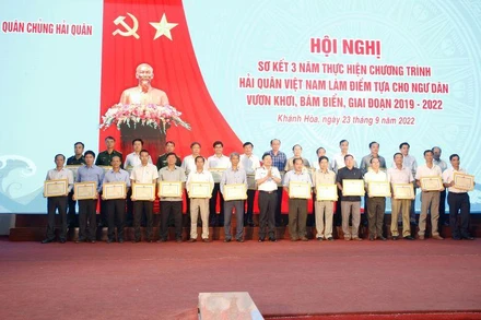 Trung tướng Nguyễn Văn Bổng, Bí thư Đảng ủy, Chính ủy Hải quân trao thưởng cho tập thể, cá nhân có thành tích xuất sắc trong thực hiện chương trình.
