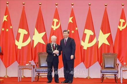 Tổng Bí thư, Chủ tịch Trung Quốc Tập Cận Bình trao Huân chương Hữu nghị tặng Tổng Bí thư Nguyễn Phú Trọng. 