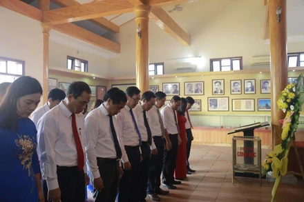 Lãnh đạo huyện Can Lộc dâng hương tại Nhà tưởng niệm Xô viết Nghệ Tĩnh.