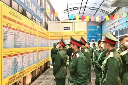 Lực lượng quân nhân sắp hoàn thành nghĩa vụ quân sự tìm hiểu thông tin tuyển dụng lao động tại Sàn Giao dịch việc làm 215 phố Trung Kính, quận Cầu Giấy, Hà Nội. (Ảnh: Minh Anh)