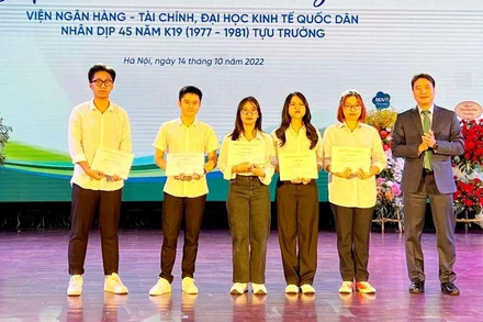 Sinh viên tiêu biểu nhận học bổng. 
