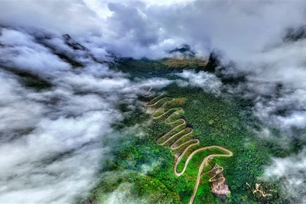 Thắng cảnh đèo 15 tầng, ở xã Xuân Trường, huyện Bảo Lạc, tỉnh Cao Bằng. Ảnh: Vũ Mạnh Cường.